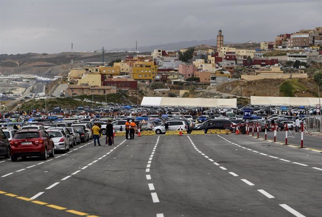 Numerosos vehículos hacen cola en la zona de embolsamiento de Loma Colmenar para pasar por la frontera del Tarajal, de Ceuta a Marruecos, a 2 de julio de 2022, en Ceuta, (España). 