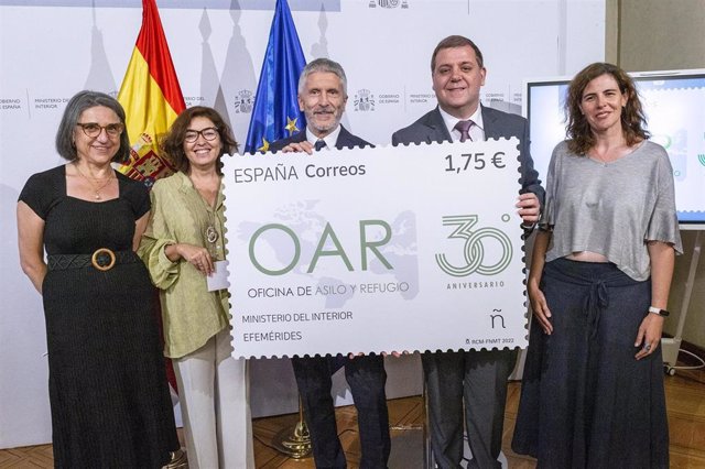 Marlaska presenta el sello conmemorativo por el 30 aniversario de la Oficina de Asilo y Refugio