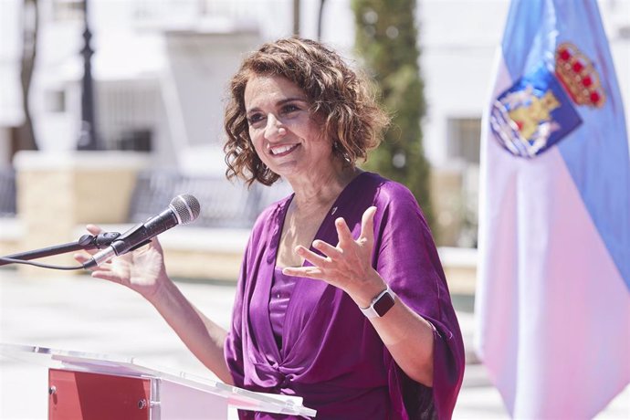 La ministra de Hacienda, María Jesús Montero, durante la inauguración del monumento a Nebrija en la plaza Juan Díaz de Solís en Lebrija, a 1 de julio de 2022 en Sevilla (Andalucía, España)