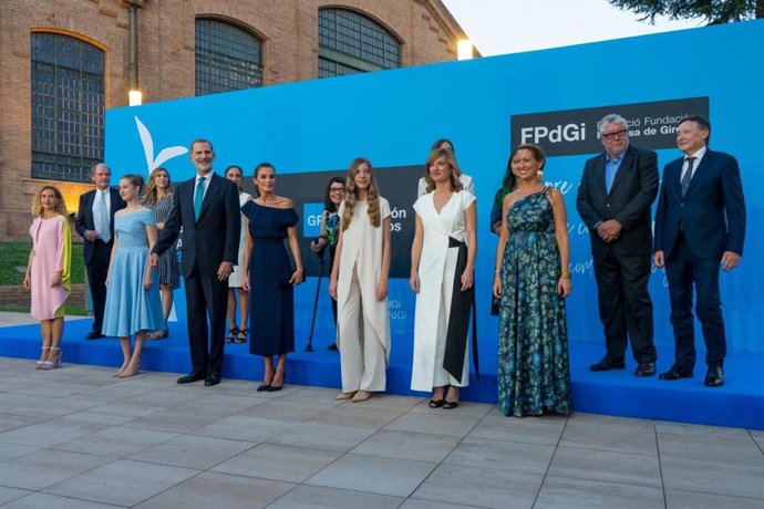Els reis, la Princesa Leonor i la Infanta Sofia es fotografien al costat de les cinc guardonades amb el Premi Fundació Princesa de Girona (FPdGi) després de finalitzar la cerimnia d'entrega en el Museu dels Aigües Agbar de Cornell de Llobregat (Barcel