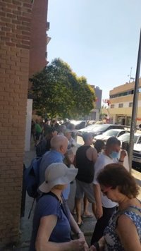 Una treintena de personas recibe en Puente de Vallecas a Ayuso al grito de "dimisión" y en defensa de la Sanidad Pública