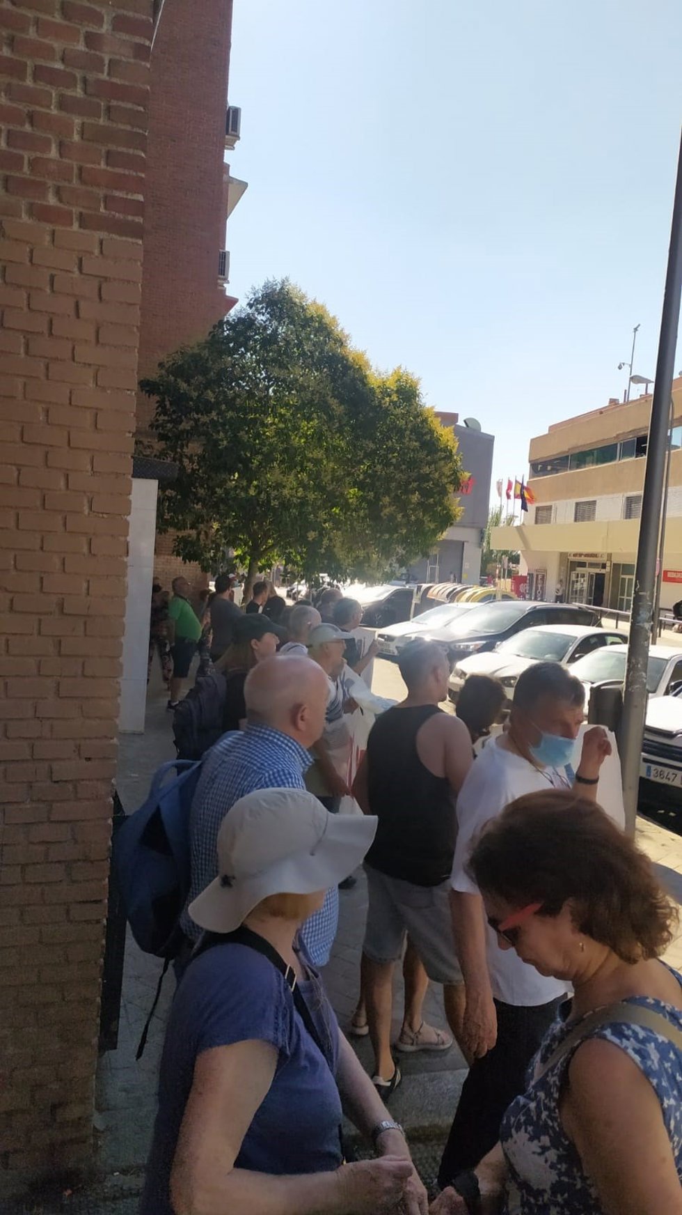 Manifestantes reciben en Puente de Vallecas a Ayuso al grito de dimisión y en defensa de la sanidad pública