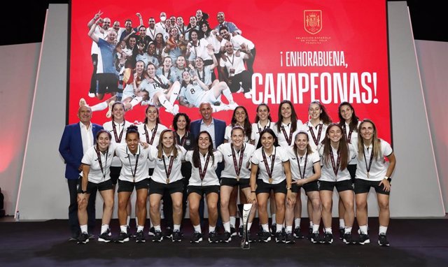 La selección española femenina de fútbol sala durante su homenaje en la Ciudad del Fútbol de Las Rozas