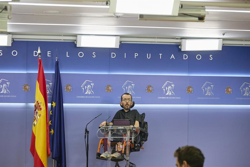 El portavoz de Unidas Podemos en el Congreso, Pablo Echenique, interviene en una rueda de prensa anterior a una Junta de Portavoces, en el Congreso de los Diputados, a 28 de junio de 2022, en Madrid (España).