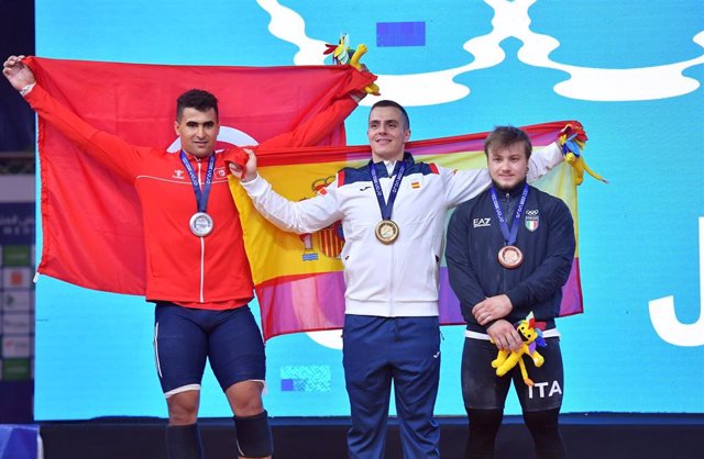 El halterófilo Marcos Ruiz con su medalla de oro en Orán