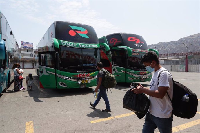 Archivo - Autobuses durante el paro de transportistas en Perú