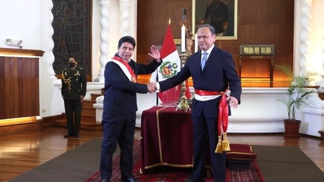 El presidente de Perú, Pedro Castillo, y el nuevo ministro del Interior,  Mariano González Fernández.