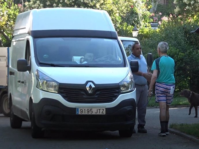 Dos furgonetas han recogido varios enseres y objetos en la casa de José Ortega Cano en Madrid