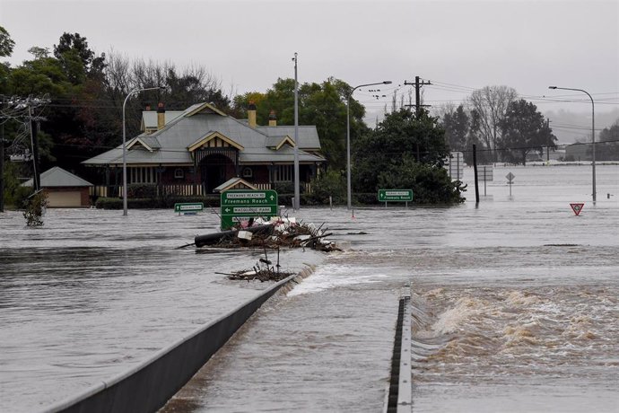 El puente de Windsor queda sumergido bajo las aguas del río Hawkesbury, en Windsor, al noroeste de Sydney,