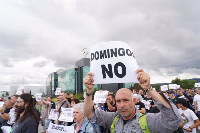 Trabajadores de Mercedes, durante una movilización