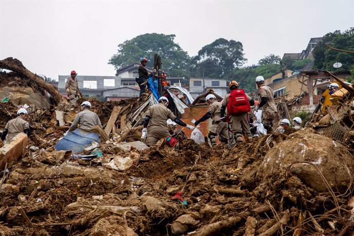 Archivo - Equipos de rescate durante las lluvias torrenciales de febrero en Río de Janeiro (archivo).