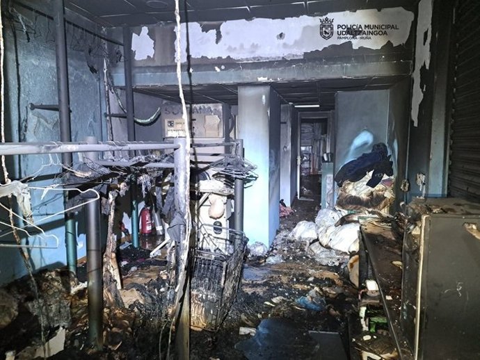 Un incendio calcina una lavandería en Pamplona.