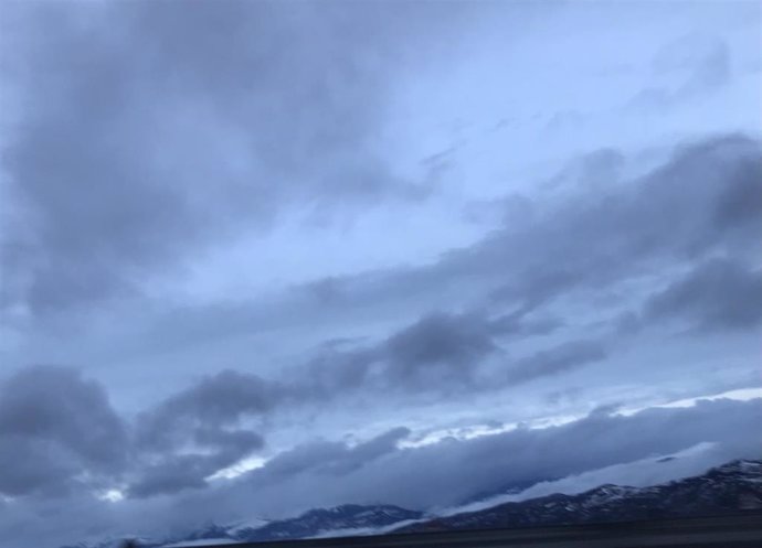 Archivo - Nubes, tormenta, cielo oscuro, montañas negras