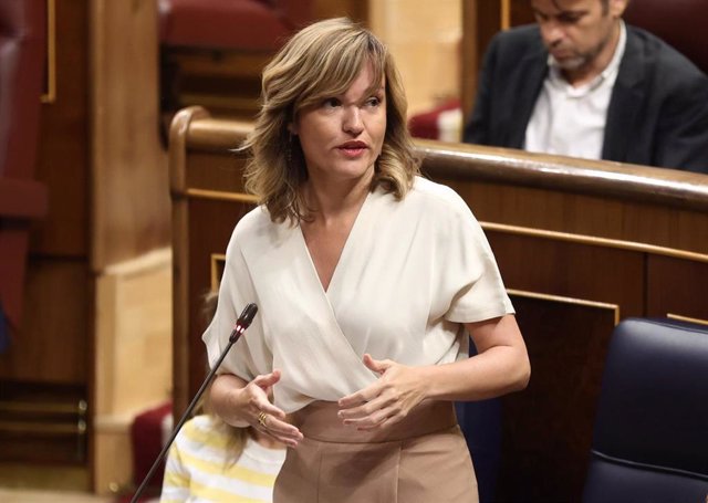 La ministra de educación, Pilar Alegría, interviene en una sesión de control, en el Congreso de los Diputados, a 22 de junio de 2022, en Madrid (España). 