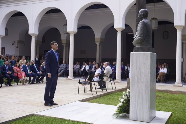 El presidente de la Junta de Andalucía en funciones, Juanma Moreno, realiza la ofrenda floral durante el acto institucional del Parlamento en conmemoración del nacimiento de Blas Infante, a 5 de julio de 2022 en Sevilla 