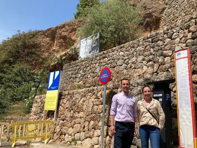 Archivo - El portavoz del PP en el Consell, Lloren Galmés, junto a la portavoz del grupo 'popular' en Fornalutx, Catalina Morell.