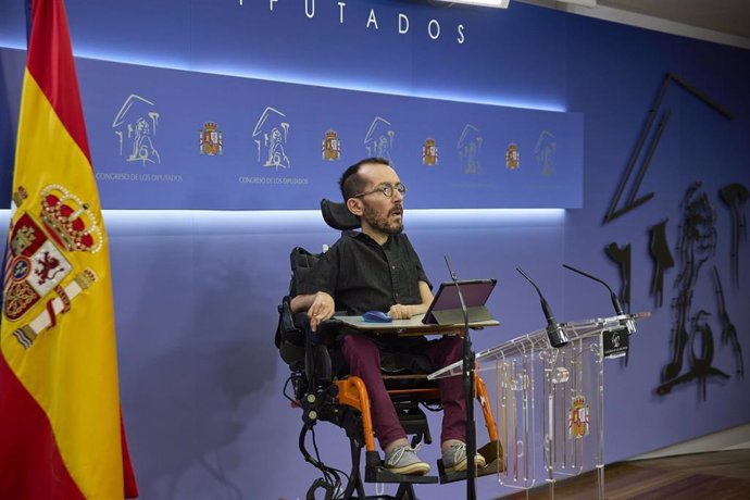 El portavoz de Unidas Podemos en el Congreso, Pablo Echenique, interviene en una rueda de prensa anterior a una Junta de Portavoces, en el Congreso de los Diputados, a 28 de junio de 2022, en Madrid (España).