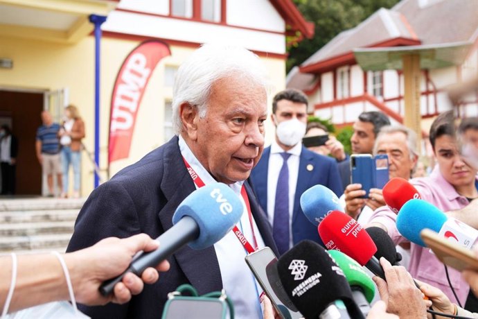 El expresidente del Gobierno Felipe González en declaraciones a la prensa en la UIMP, antes de participar en un encuentro