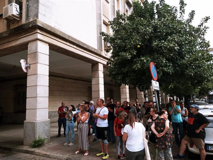 Concentración en los juzgados del Prado para criticar la detención de un activista durante una protesta por los cortes de luz.