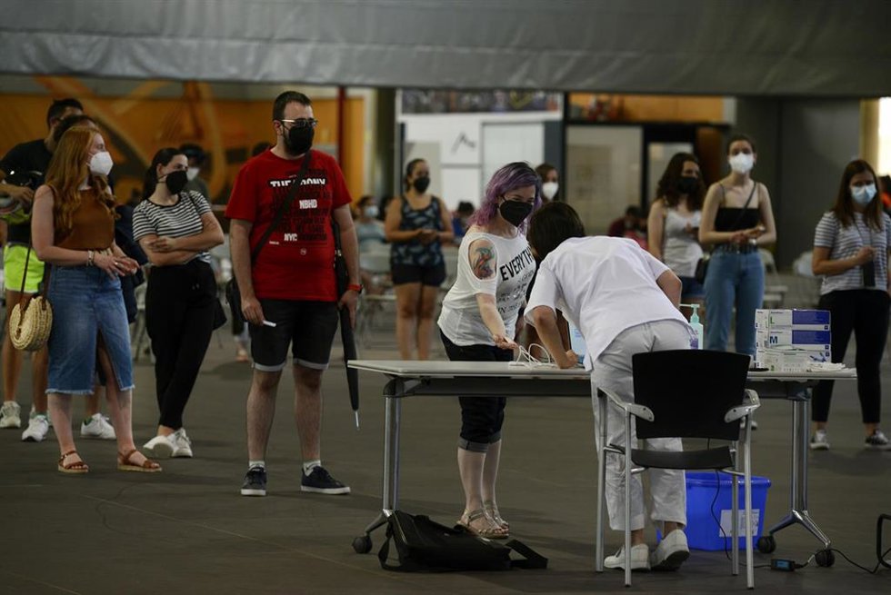 Archivo - Jóvenes acuden a un dispositivo de cribado masivo para personas de entre 16 y 35 años en Expourense, a 10 de julio de 2021, en Ourense, Galicia (España).  El Servicio Gallego de Salud (Sergas) convoca para la tarde de este sábado un cribado po