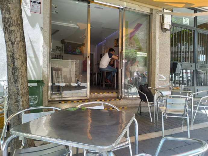 Archivo - Bar de Mérida con la terraza vacía