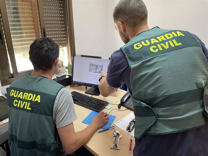 Doa agentes de la Guardia Civil analizan las pruebas recabadas