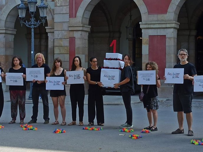 Activistas protestan ante el Parlament para la creación del Centre Catal d'Empresa i Drets Humans