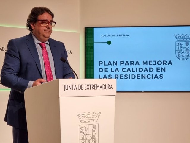 El vicepresidente segundo y consejero de Sanidad y Servicios Sociales de la Junta de Extremadura, José María Vergeles, en rueda de prensa sobre el acuerdo nacional para el modelo de residencias