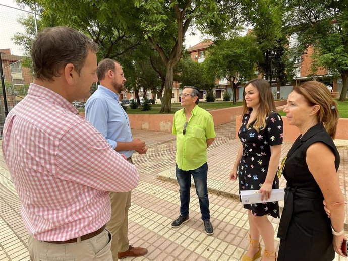 La portavoz del PP en Murcia, Rebeca Pérez, los concejales José Guillén, Marco Antonio Fernández y Belén López y el portavoz popular en El Palmar, José Manuel López, visitan la pedanía