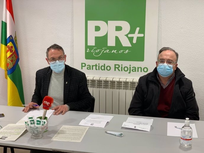 El presidente del PR+, Rubén Antoñanzas, y  su derecha el concejal fallecido del PR+, José María Monge, en una comparecencia de prensa