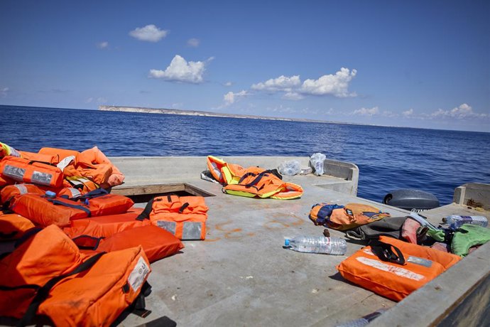 Archivo - Varios chalecos salvavidas, en una patera donde viajaban un total de 70 migrantes, a 8 de septiembre de 2021, en el Mar Mediterráneo, en las inmediaciones de Lampedusa, Sicilia (Italia). El barco 'Astral', de la ONG Open Arms, ha avistado una 