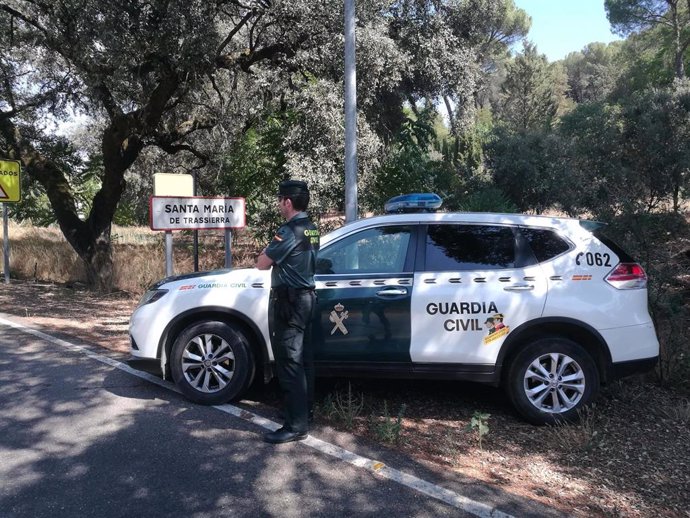 Un agente de Seguridad Ciudadana de la Guardia Civil en Santa Maria de Trassierra.