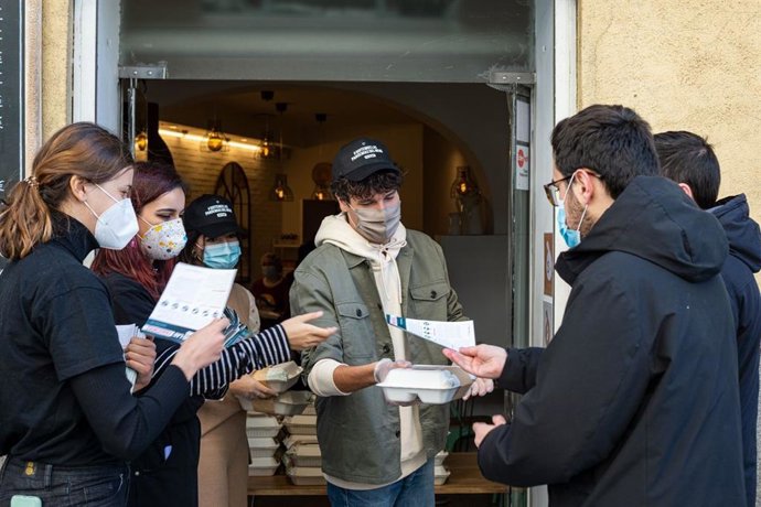 Voluntarias reparten comida en el centro de Madrid.