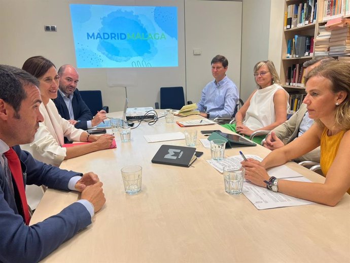 Reunión entre los equipos de turismo de Málaga y Madrid con los concejales Jacobo Florido y Almudena Maíllo al frente.