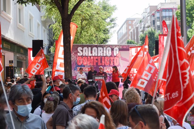 Multitud de personas en una concentración de CCOO y UGT para exigir salarios dignos frente a la sede de la Confederación Española de Organizaciones Empresariales (CEOE) y la Confederación Empresarial de Madrid (CEIM)