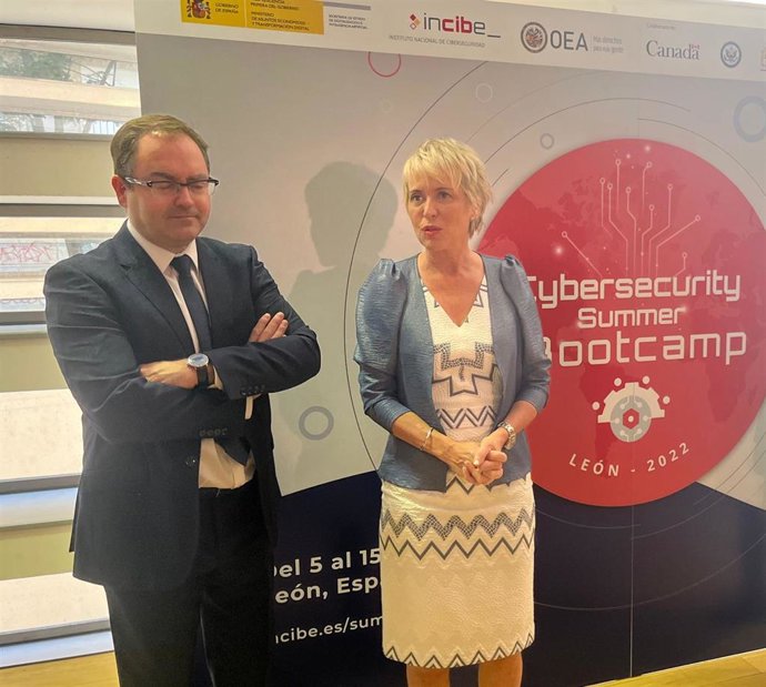La secretaria de Estado de Digitalización e Inteligencia Artificial, Carme Artigas, junto al nuevo director general del INCIBE, Félix Barrio, en la inauguración del Cybersecurity Summer BootCamp 2022.