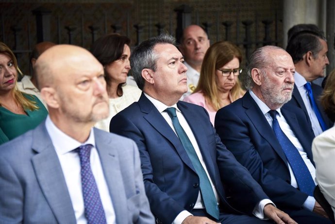 El secretario general del PSOE-A, Juan Espadas (c), asiste al acto de homenaje a Blas Infante por el 137 aniversario de su nacimiento, celebrado en el Parlamento andaluz.