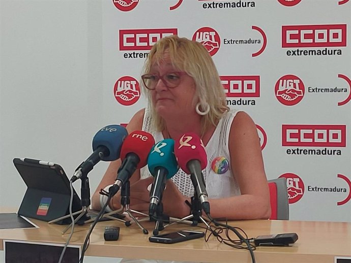 La secretaria general de CCOO Extremadura, Encarna Chacón, en una rueda de prensa en Mérida.