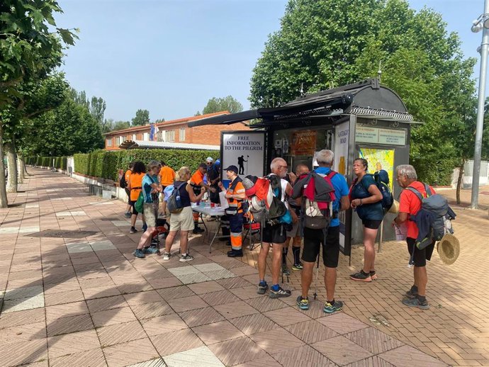 Peregrinos reciben información en el punto de Información de León.