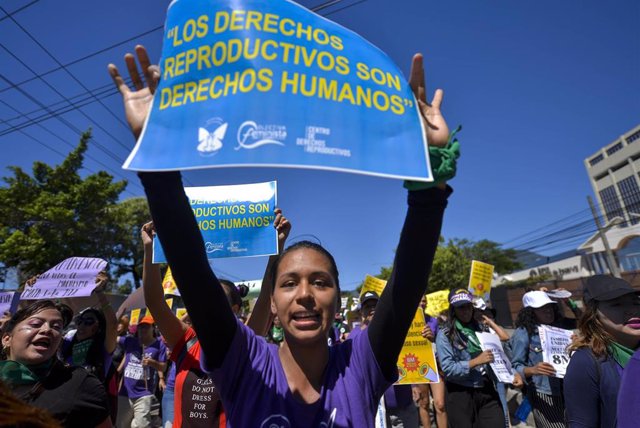 Archivo - Manifestación por los derechos de las mujeres en San Salvador, El Salvador