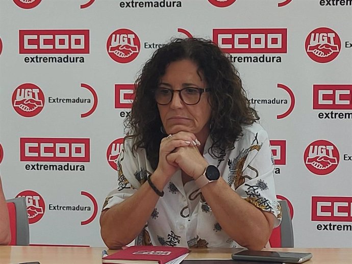 La secretaria general de UGT Extremadura, Patro Sánchez, en una rueda de prensa en Mérida.