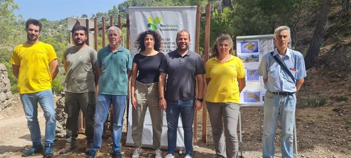 El conseller de Medio Ambiente y Territorio, Miquel Mir, visita el Clot des Guix, en Alaró.