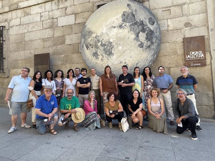 La alcaldesa de Segovia, Clara Martín, junto a representantes de los colectivos participantes y colaboradores en el programa, junto al photocall elaborado por el artista José Luis López Saura.