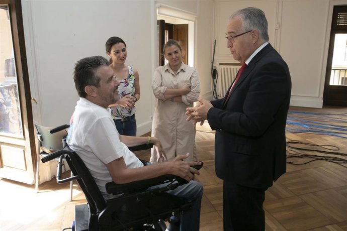 El exfutbolista y exentrenador Juan Carlos Unzué, con el alcalde de Pamplona, en los preparitivos del chupinazo de los Sanfermines de 2022.