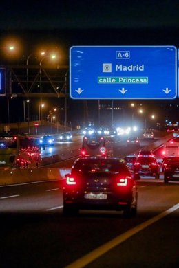 Archivo - Tráfico en la carretera A-6, en el último día de la Operación Navidad, a 9 de enero de 2022, en Madrid, (España). La Dirección General de Tráfico (DGT) ha implementado  la Operación Navidad como dispositivo de vigilancia para los 19,8 mill