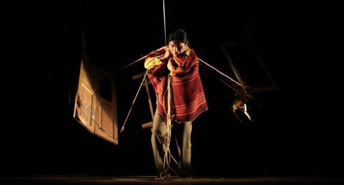 El espectáculo reflexiona sobre la tragedia y la corrupción a partir del terremoto que en 1998 asoló a decenas de comunidades bolivianas.