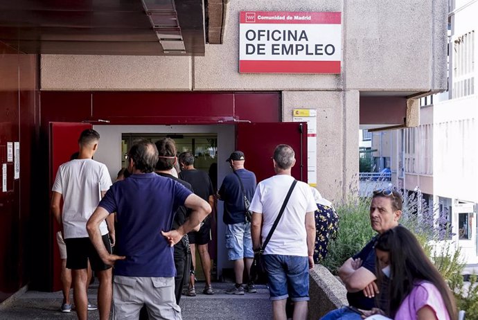 Varias personas esperan para entrar en la oficina de desempleo de Azca, a 4 de julio de 2022, en Madrid (España). El número de parados registrados en las oficinas de los servicios públicos de empleo (antiguo INEM) se redujo en 42.409 desempleados en jun