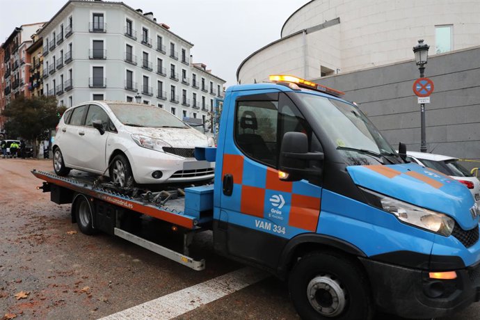 Archivo - Una grúa municipal traslada un coche dañado