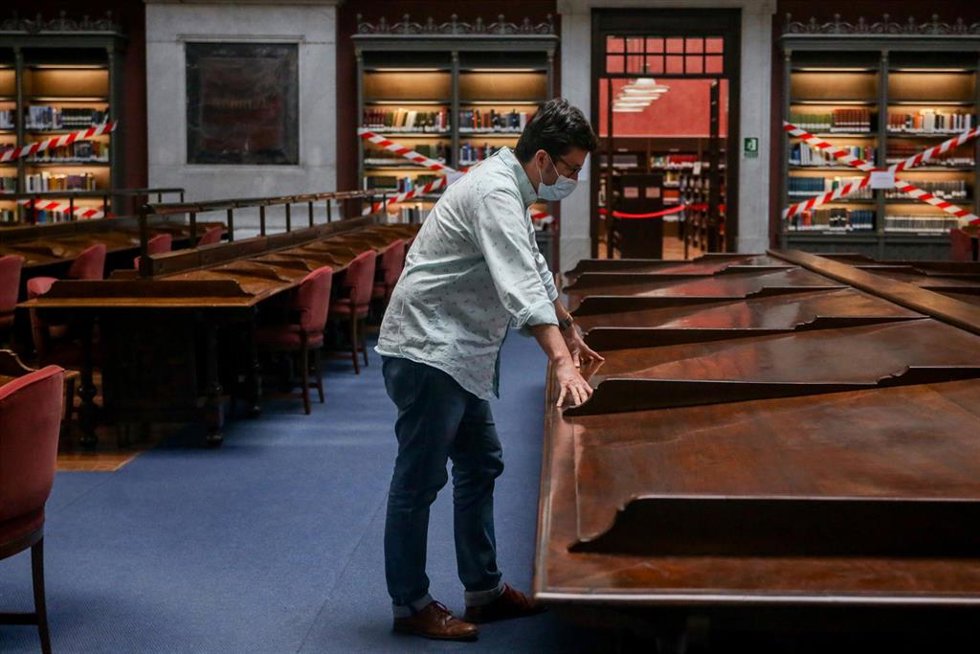 Archivo - Un hombre protegido con mascarilla espera para hacer una consulta en la Sala de lectura de la Biblioteca Nacional de España (BNE).
