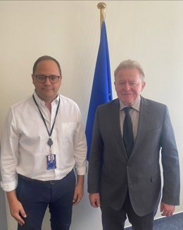 El eurodiputado del PSOE riojano César Luena junto al Comisario Wojciechowski